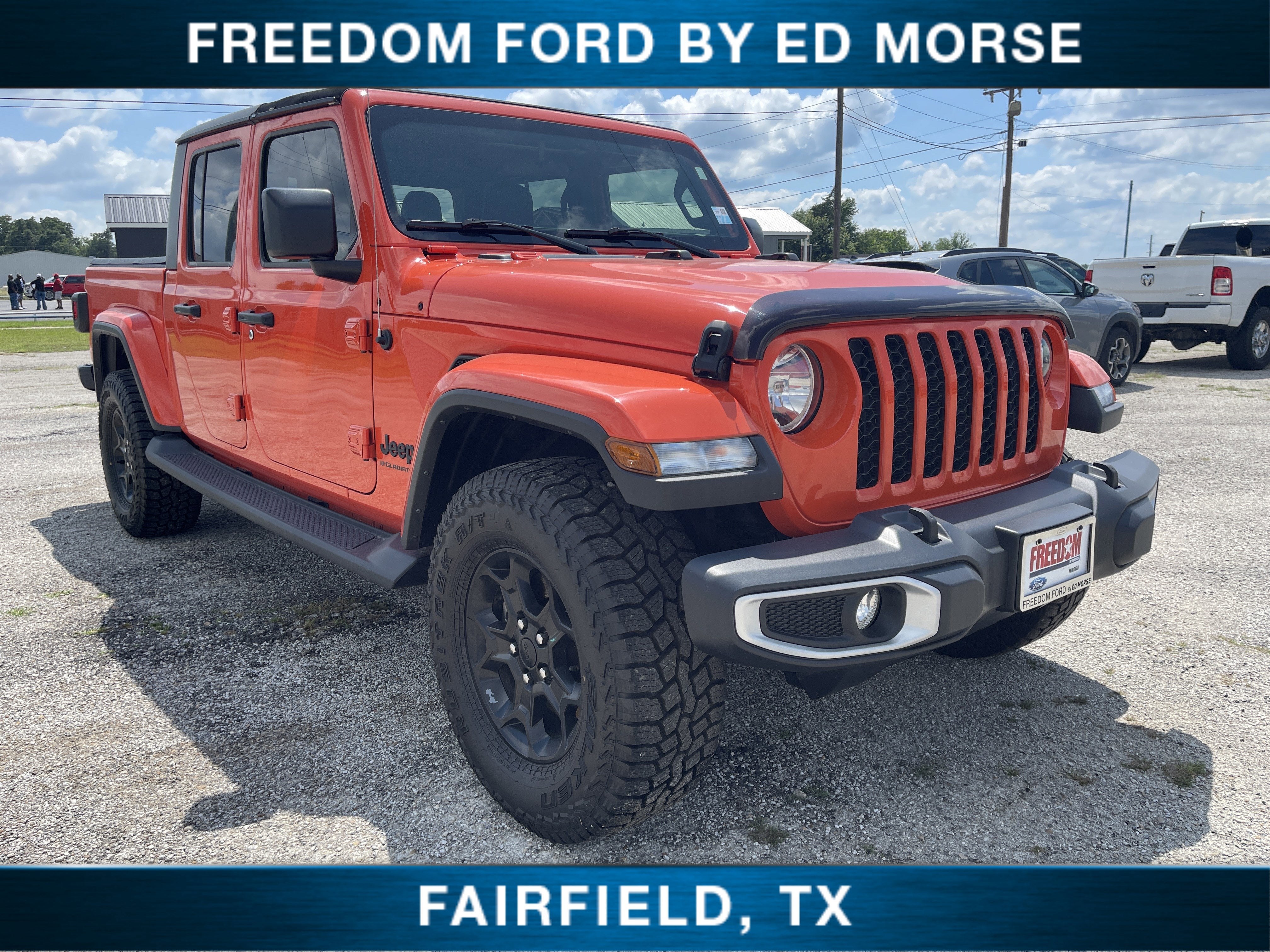 2023 Jeep Gladiator Texas Trail in Punkn Metallic Clearcoat — front three-quarter view